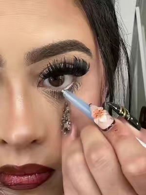 When you need to add something to make the look POP 💥 #kaleidosmakeup #glittermakeup #glittereyeliner #holographicmakeup #holographiceyeliner 