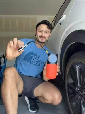 Un compresor portátil para echarle aire a las llantas de tu carro , bicicletas , motocicletas y balones viene con linterna y cargador 