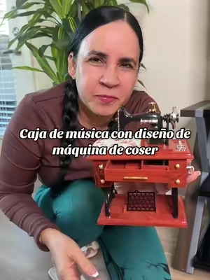 Hermosa caja de música decorativa con diseño de máquina de coser. Sus piezas tienen movimiento y funciona sin baterías. #cajademusica #maquinadecoser #decoracionvintage #ideasderegalo 