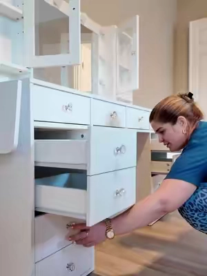 Un tocador que además de verse precioso te ayuda a tener todo organizado ✨ Con espejo grande, varios espacios de almacenamiento y un diseño que transforma por completo el cuarto. 🤍 #Tocador #OrganizacionDelHogar #DecoracionDeHabitacion #MueblesParaElHogar #TikTokShop
