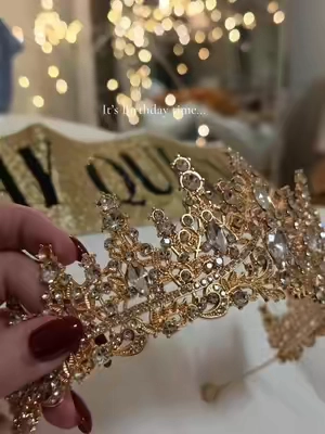 Gold crown. #birthdaygirl #birthdaycrown 