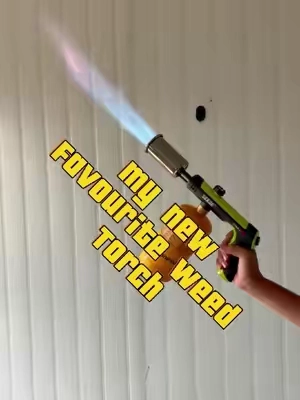 Olvídate de arrancar la maleza a mano. Este soplete portátil te facilita la vida 🌿 #torch #flamethrower #bbq #TikTokshopbacktoschool #fyp