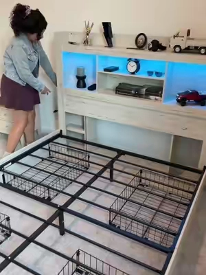 Cama moderna con estantes ocultos y mucho espacio de almacenamiento.  Esta cama se siente bien maciza de buena calidad y su diseño le dará un toque tan bello a tu habitación trae luces led y estación de carga #amerlife #homedecor #bedframe #Home #BackToSchool 