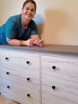 Si te gusta el estilo vintage y quieres más espacio para organizar, esta cómoda de 6 gavetas queda preciosa en dormitorio, sala o recibidor. 🤍 Su diseño combina almacenamiento y decoración en una sola pieza. #HomeDecor #BedroomFurniture #Dresser #HomeOrganization #TikTokShopFinds