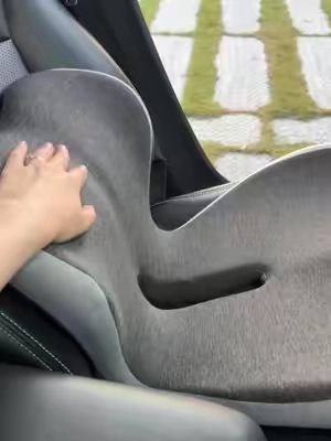 Relieves tension in the lower back muscles and avoids direct pressure on the cоссух. Ideal for sitting for many hours without discomfort.#seatcushion #cojin #sillacomoda #carseatcushions #lowbackpain #sittingpain #legpain
