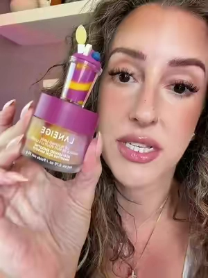 LANEIGE really said your lip routine deserves accessories too 🥭💜 The Açaí Mango Smoothie Lip Sleeping Mask comes with the CUTEST topper that actually holds the spatula — plus you’re getting the Lip Glowy Balm trio for daytime. Hydrated, glossy lips around the clock. @laneige_us  #laneige #lipsleepingmask #lipglowybalm #lipbalmaddict #BeautyTok 
