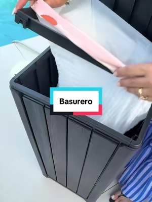 “Este sesto tiene capacidad de 23 galones, viene con tapa y su diseño negro con líneas verticales se ve moderno y elegante. Es resistente al agua y perfecto para utilizarlo en el patio, la terraza, el jardín o incluso en la cocina. Tiene bastante espacio para la basura y la tapa ayuda a mantenerla cubierta.”” #OutdoorTrashCan #PatioEssentials #HomeFinds #OutdoorLiving #PatioDecor     