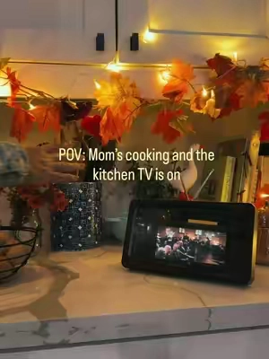 If you miss the cozy 90s kitchen feeling, this little TV cellphone magnifier is the easiest way to bring it back. 📺🤎 #crttv #90skid #90snostalgia 