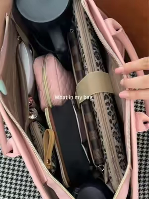 Pink deal just dropped – your laptop stays cushioned, your cup stays put, and keys never play hide-and-seek. 🩷#TikTokshopbacktoschool #backtoschool #everydaybag #totebag #workbag 