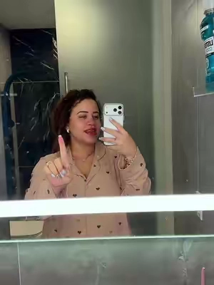 organizador de baño con dispensador de pasta dental. Ideal si como yo tienes tremendo reguero de cepillos y cositas regadas por todos lados. Podés guardar hasta seis cepillos dentales y lo que quieras, y con solo presionar sale la pasta automáticamente. Quedan súper lindos, organizados y encima son bien económicos. #organizadordebaño #bañoorganizado #dispensadordepasta #cepillosdedientes #tiktokshop 