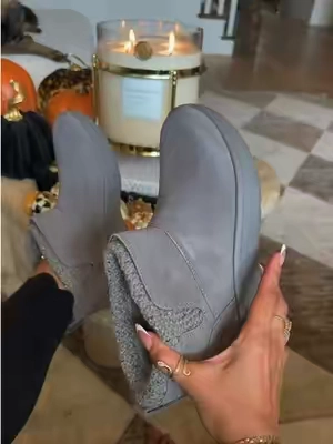 Skechers Slip-ins boots are the hands-free boots that make everyday fall and winter outfits easier, cozier, and more comfortable #Skechers #SkechersSlipIns #SlipInBoots #WinterBoots #ComfortBoots 