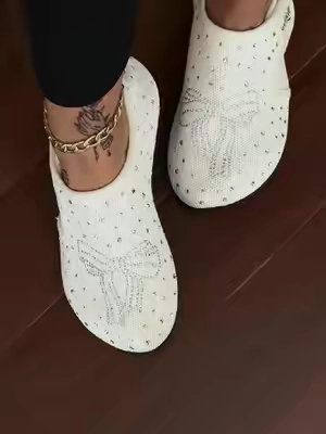 Bow and bling slippers.#TikTokshopbacktoschool #bling #houseslippers #watelves #cutebow 