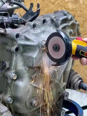 No te dejes engañar por su tamaño; su rendimiento es absolutamente asombroso.#anglegrinder #garageessentials #mechanictools #diyproject #garagesalefinds 
