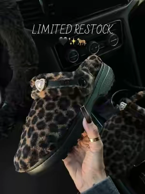 These are a must have for fall 🖤🎀 #slippers #fuzzyslippers #crocs #cozy #outdoorslippers @Crocs 