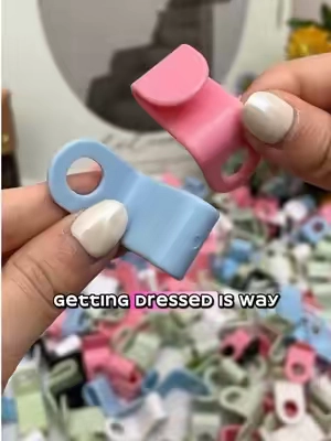 Asmallhangerconnector:justslideitontoahan gerandlinkthemtogethertokeepyourclothes organized.Perfectforsortingoutfits,savings ace,andkeepingeverythingneat.#UsefulPro ducts# HangerOrganizer