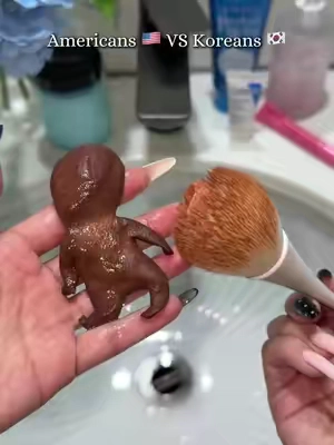 Who else has been cleaning their makeup brushes all wrong this whole time? 😱 #MakeupBrushCleaner #BeautyHacks #MakeupRoutine #skincaretips #TikTokshopbacktoschool 