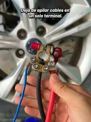 ¿Tienes varios accesorios conectados a la batería? Ordena todo el cableado. Estos terminales de batería de 4 vías ofrecen puntos de conexión independientes, con cuerpo de latón estañado para una buena conductividad y mayor resistencia a la corrosión. #TerminalDeBateria #ConectoresDeBateria #CableadoAutomotriz #ElectricidadAutomotriz #AccesoriosParaAuto