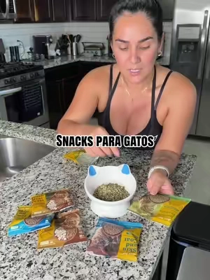 Ya no más que mi gato ande escupiendo bolas de pelo! Y lo mejor es que estos snacks les encanta! #tiktokshopsummersale #dealsforyoudays #cats #pets #snacks 