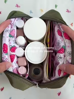 The fabric is good the inside it’s really cute and I really love it. #makeupbag #cosmeticbag #pouchbag #makeupessentials #travelbag 