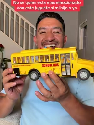 No se quien esta mas emocionado con este juguete si mi hijo o yo, bus escolar #toy #bus #kidstoys #autobusescolar #regalosparaniños 