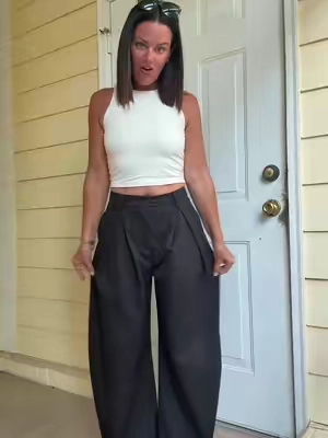 Cutest barrel pants. Pleated and tailored to the waist (with elastic back), has belt loops. Flattering and barrels out on the legs. Perfect for work or any daily wear. Wearing small (5'3 size 4) #barreljeans #barrelpants #workpants #pants #flatteringpants 