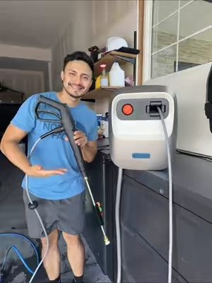Esta maquina Hidrolavadora retráctil viene con soporte metálico de pared giratorio de 180°; sistema de autorretracción, manguera de alta presión de 65 pies tiene  5 boquillas (para suelos, autos, cercas y patios)me encantó 