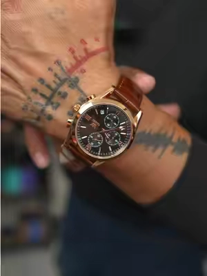 Reloj OLEVS para hombre con correa de piel café, detalles rose gold, carátula de 40 mm, cronógrafo, fecha, manecillas luminosas y resistencia al agua de hasta 30 metros. Un diseño elegante para oficina, cenas, citas o looks casuales más arreglados. #OLEVS #RelojesParaHombre #WatchesForMan #RelojElegante #EstiloMasculino 