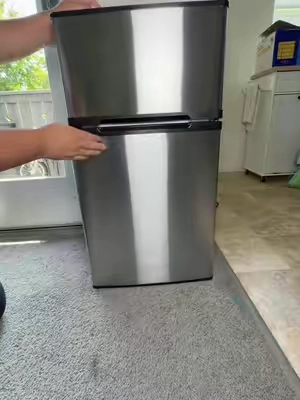 Este mini refrigerador de 2.5 Cu. Ft. está perfecto para espacios donde un refri grande simplemente no cabe 🙌🏼 Ya sea para un cuarto, oficina, dormitorio, departamento o para tener bebidas y comida a la mano. Además, su tamaño lo hace súper práctico para espacios pequeños!#minirefrigerador #cowsar #minifridge #TikTokshopbacktoschool #TikTokShopSummerSale @Cowsar Appliance 