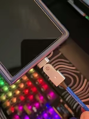 Upgrade your setup with a 180° rotating USB-C charging cable featuring 100W fast charging, durable braided construction, and aluminum housing. Perfect for laptops, phones, and everyday charging—less bending, less clutter, and a cleaner charging setup. #phoneaccessories #chargingcable #TechGadgets #fastcharging #usbcable 