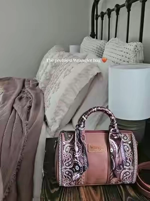 Several colors to choose from but how pretty is this brown for the fall? 🤎🍁 #Wrangler #WranglerBags #WesternStyle #WesternFashion #FallStyle 