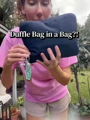 It not only folds up but it also expands!!! I love when products are functional too #bagsmart #dufflebag #foldabledufflebag #weekendbag #travelessentials 