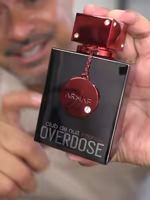 ARMAF Club de Nuit Intense Overdose es un Extrait de Parfum para hombre de 106 ml con salida fresca de bergamota, mandarina y piña, seguida de vainilla, ámbar, patchouli y tonka para un aroma más cálido y profundo. #ClubDeNuit #ARMAF #IntenseOverdose #PerfumeParaHombre #PerfumesArabes