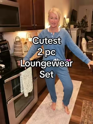 Seriously, these are SO soft & comfy.  You can even run errands in the set…@WIHOLL FASHION #loungewear #comfystyle #twopieceset #pjs 