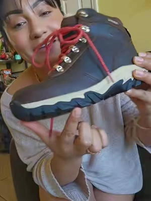 Calzado para mujer y para hombre botine ligeros para un outfit casual o lista para irte a trabajar. Diseño: Caña media en color marrón oscuro con suela gruesa texturizada. Detalles: Cordones deportivos  Propósito: Diseñadas para caminatas al aire libre, senderos o uso diario casual en climas fríos. #calzado  #calzadodetrabajo  #calzadodeportivo  #botasdetrabajo  #cenderismo 