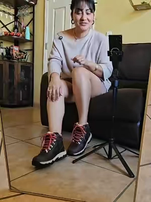 Calzado de mujer y de hombre Diseño: Caña media en color marrón oscuro con suela gruesa texturizada.Detalles: Cordones deportivos  .Propósito: Diseñadas para caminatas al aire libre, senderos o uso diario casual en climas fríos. #zapatos  #botasdemontaña  #botasdetrabajo  #zapatosdemujer  #calzadocomodo 
