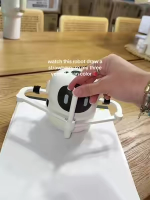 Who needs a printer when the drawing robot draws things to color 😌🙌🏻🤖 #drawingrobot #toddlermom #toddlerdrawing #kidsgiftideas #toddleractivities 