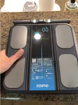 This is the #renphosmartscale you have to see to believe! This is crazy! It’s a full body scale! #kahladeals #fypシ #tiktokshopcreatorpicks 