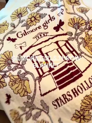 it’s soooo soft and cozy 🤎🍂☕️  #gilmoregirls #fallaesthetic #starshollow #lorelaigilmore #lukesdiner 