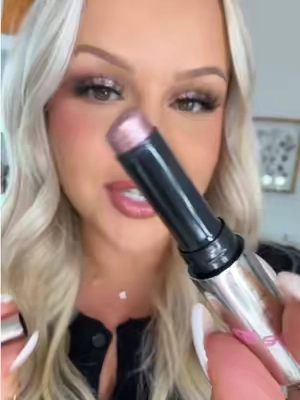 Never complete without an inner corner sparkle and I can’t live without these jelly shimmer sticks #makeuphacks #lipgloss #eyeshadowtutorial #makeup #lipcombo 