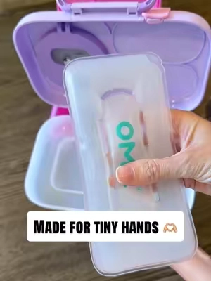 This new Omie LITE bento lunch box is made for ages 3+ AND it comes with the built in ice pack! 🧊 #omie #lunchbox #backtoschool #schoollunch #TikTokshopbacktoschool @OmieLife 