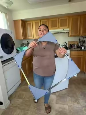 Respuesta a @gloria martin La base que necesitas para mover la lavadora, secadora, refrigerador y otros electrodomésticos sin estar batallando 🛞 Se ajusta al tamaño del aparato y sus llantas hacen mucho más fácil moverlo cuando necesitas limpiar o cambiarlo de lugar!#homefinds #homeessentials #TikTokshopbacktoschool #TikTokShopSummerSale #SummerVibes 
