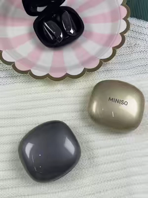 I'm honestly amazed with this MINISO MS218 Smart Dual-ear Earphone. It isn't just about Hi-Fi sound quality, it can also translate 134 languages in real time! Like, how is that even possible? Bruh, it feels like having your own pocket translator. It's just amazing, hehe. Kudos to whoever invented this! #audifonostraductores #wirelessearbuds #earbudswireless #audifonosbluetooth #bluetoothearbuds