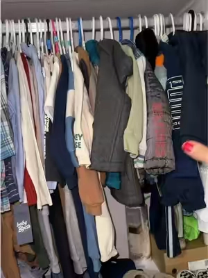 Respuesta a @Gabby el closet del aroncito 🥰 #sohochic #closet #organize 