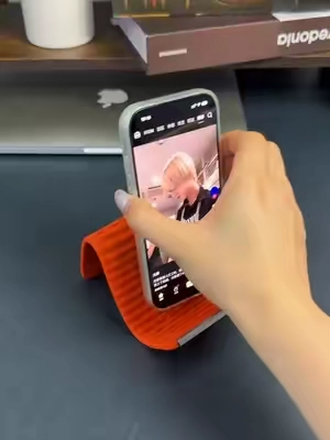 For something this simple. It’s actually pretty useful #phonestand #contentcreator #TikTokshopbacktoschool  #techaccessories #phoneholder 