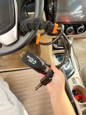 ¡Todo coche debería estar equipado con este candado para el volante! 🚗🔒#TikTokshopbacktoschool #carsecurity #carmusthaves #carsafety #cargadget
