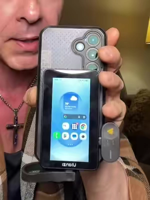 Ulanzi VM1 rear phone selfie monitor screen. #selfiemonitor #ulanzi #vm1 #backcamera #s 