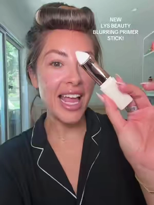 FINALLY a scilicone free blurring primer that doesn’t pill up, softens the look of fine lines and pores, and looks flawless under makeup!!!! @LYS Beauty 