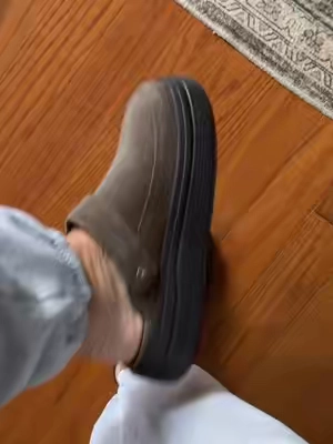 I have never put a comfier shoe on my foot. Hey dudes absolutely ate with these. The sizing is really good as well! #fashioninspo #fallshoes #clogshoes #heydudeshoes 