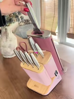 The PINK Ninja NeverDull Pro Knife Set?! 🎀🔪 This 10-piece kitchen knife set comes with Ninja’s built-in NeverDull sharpening system to help keep your knives sharp, plus the pink design makes it such a pretty kitchen upgrade. Perfect if you want professional-quality kitchen knives without sacrificing the aesthetic. 🩷✨ #NinjaKitchen #NinjaNeverDull #PinkKitchen #KitchenMustHaves #TikTokShopFinds