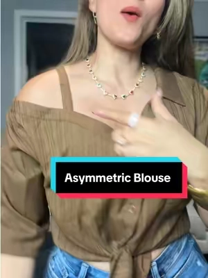 Una camisa  con ese detalle que hace que el look se vea diferente. 🤍✨ El hombro descubierto le da ese toque chic sin dejar de verse casual. Perfecta con jeans, shorts o pantalones de vestir. #blouse #blouses #cutetop 